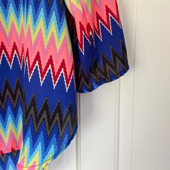 Vibrant Zigzag Patterned Women's Top Roll Tab Sleeve Size Small High Low Coverup - Picture 11 of 16